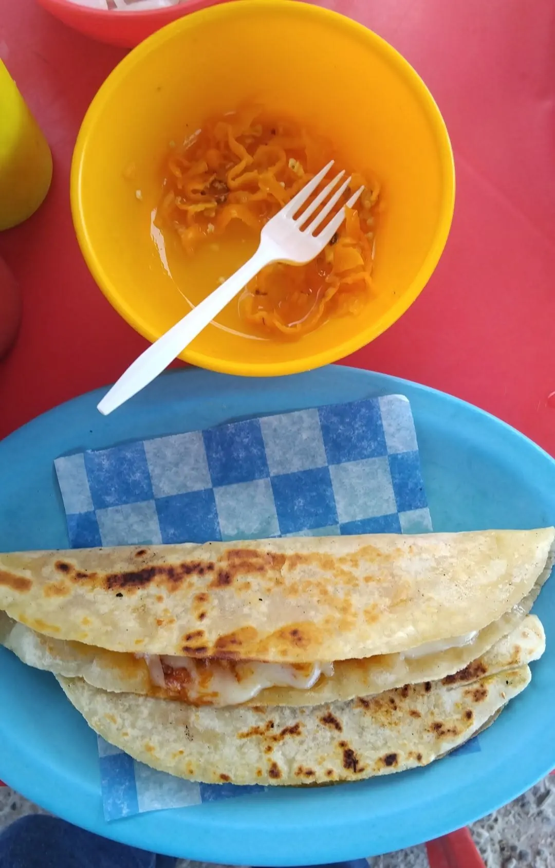Quesadilla en plato azul